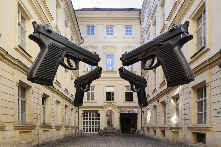 Cekija, Praha, pistoletai